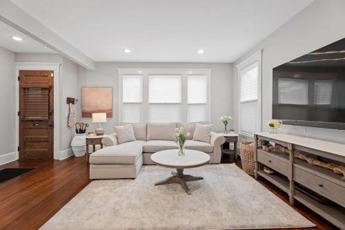 Red Cross Haven Modern 2BR 2BA Near Yale