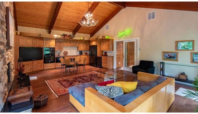 Red Dahlia Guesthouse