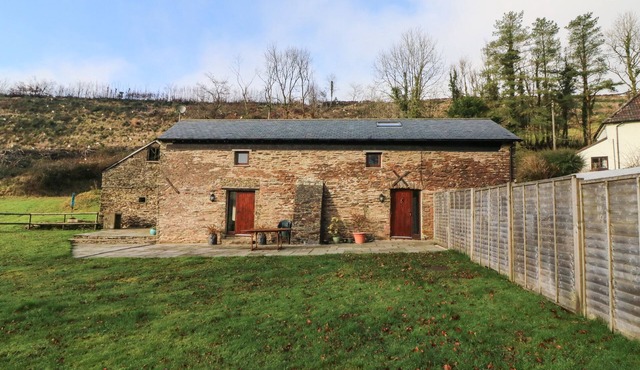 RED DEER COTTAGE, pet friendly, with a garden in Wheddon Cross