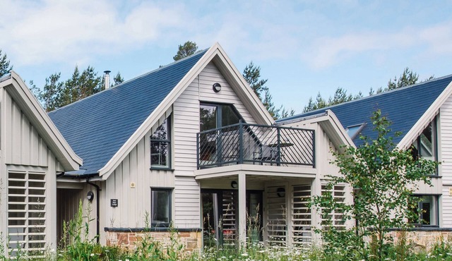 RED DEER LODGE, pet friendly, luxury holiday cottage in Aviemore