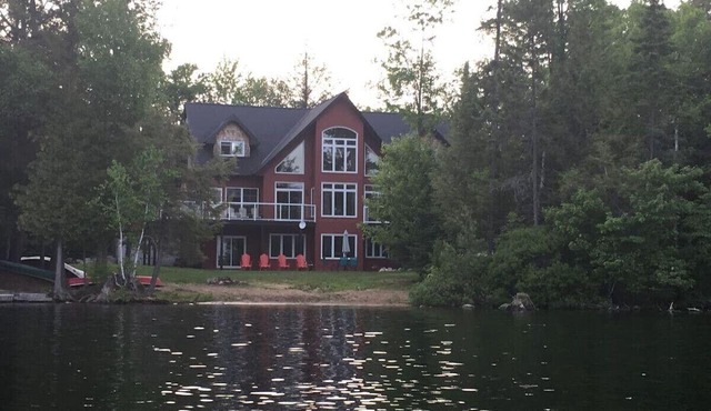 Red Devil Six Bedroom Cottage Private Beach