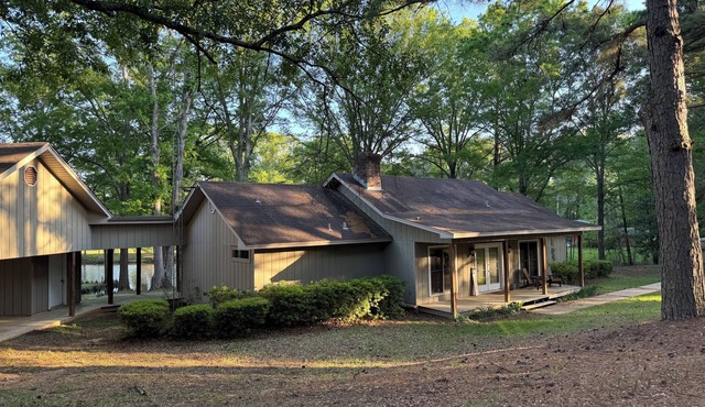 Red Dirt Retreat: Newly Renovated Lakefront Property with Covered Parking