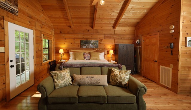 Red Door cabin- romantic getaway near Great Smoky Mountains National Park