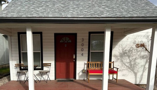 Red Door Cottage: Ski, Hike, Bike, Shop, Eat!
