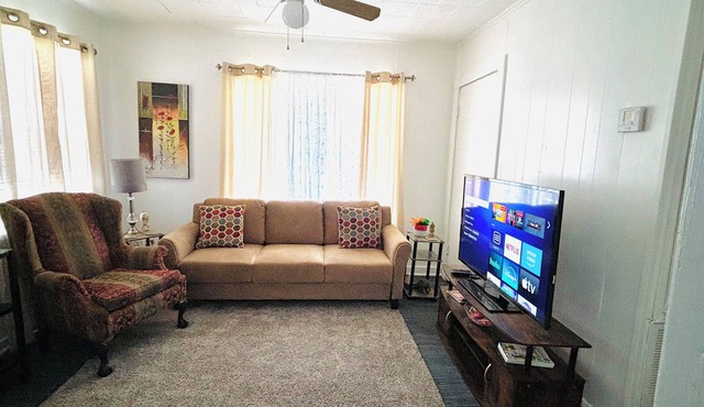 Red Door Lodge of Alexandria Charming 2-bedroom with WiFi and AC in amazing