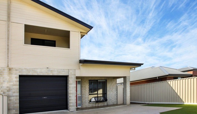 Red Door Retreat - Dog Friendly - Off peak special!