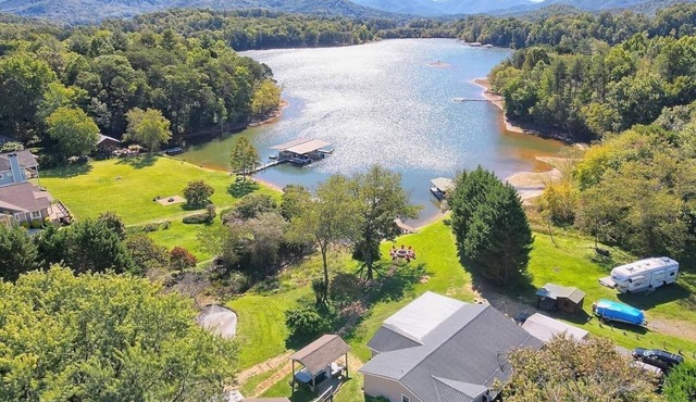 Red Door Retreat House & Cottage on Lake Chatuge- by Chatuge Home Concierge Lakefront, private dock, fire pit, hot tub