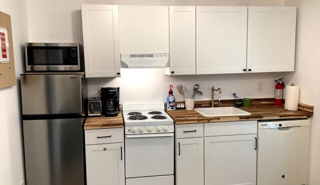 Red Door Retreat:Low Pet Fee Tiny Home Near Dwntwn