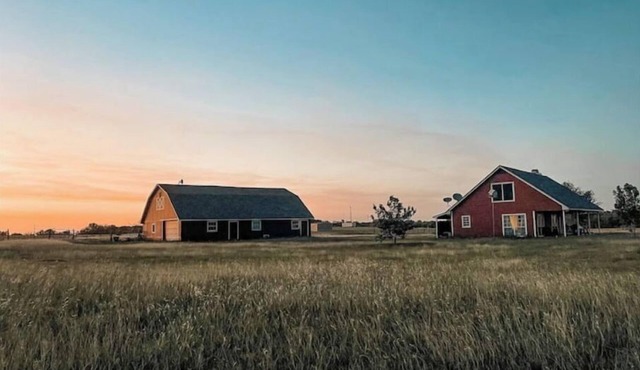 Red Farmhouse on 17 acres~20 min to Magnolia Silos