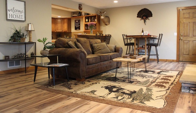 🌲Red Flannel Suite - Kid & 🐾 Friendly w/ Patio & 🔥 Pit!