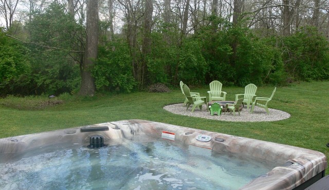 Red Fox Hollow - Hocking Hills, Clear Creek, Hot Tub, Fire Pit and Swing