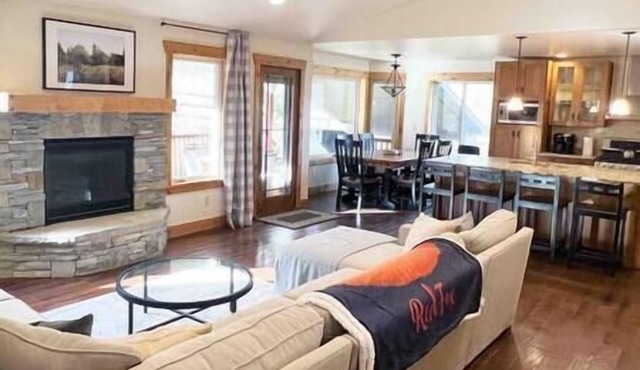 Red Fox Retreat (Comfortably Sleeps Up To 22!)