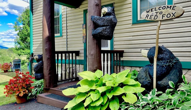 Red Fox Townhouse miniature golf & spa hot tub, corn hole, fire pit & BBQ grill