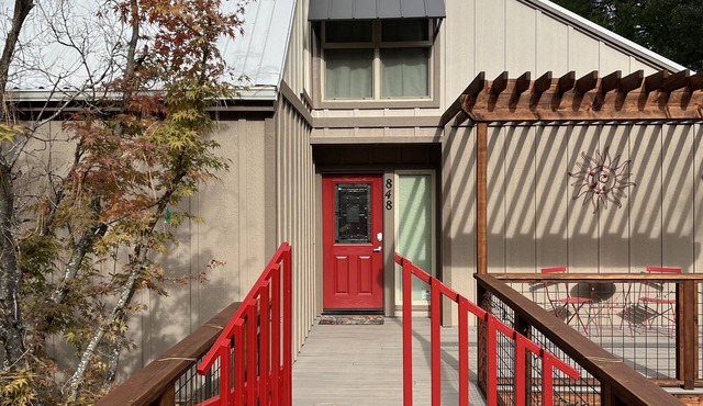 Red Gate Retreat - Nestled In Nature, Walk To Main Street!
