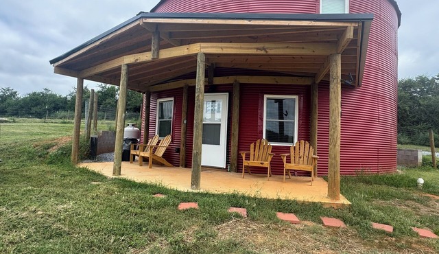 Red Grain Bin Home 3-bedroom 2.5 baths Near Lynchburg& Liberty