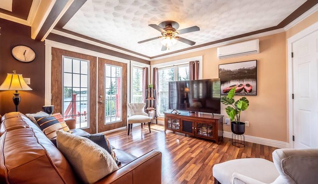 Red Harbour Hideaway with Hot Tub