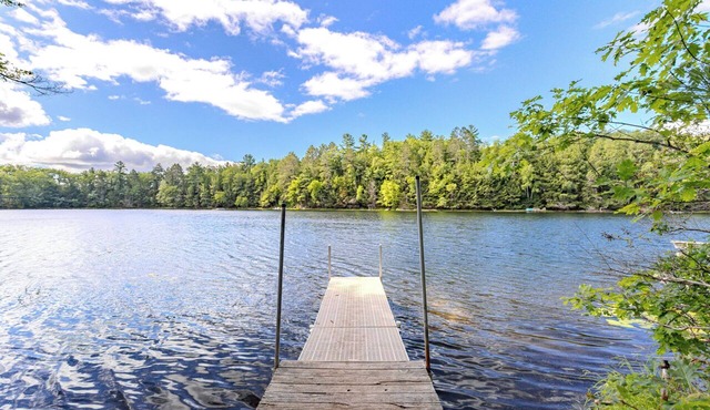 Red Haven Cabin - Cozy 2BR Lake Retreat