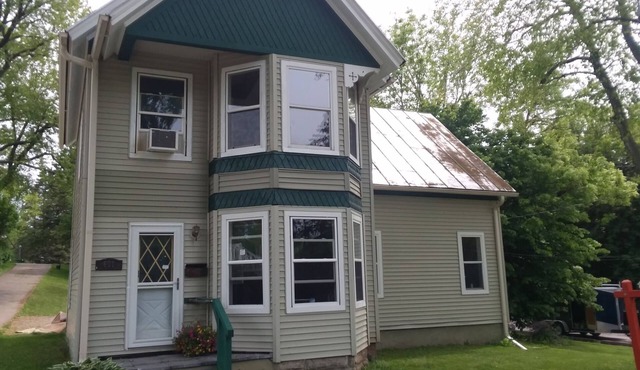 Red Hawk Landing, cozy house in the heart of Ripon College Campus.