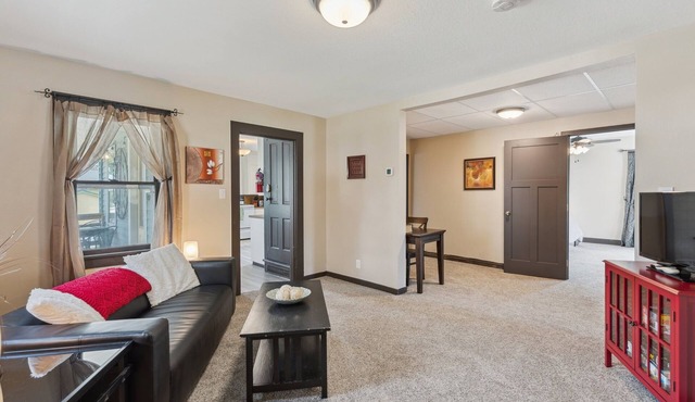 Red Hibiscus House - 3 Blocks from Lake Pepin