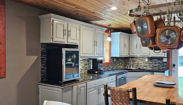 Red Hill House 3/2 RETREAT WITH HOT TUB 15 MINUTES FROM IU MEMORIAL STADIUM