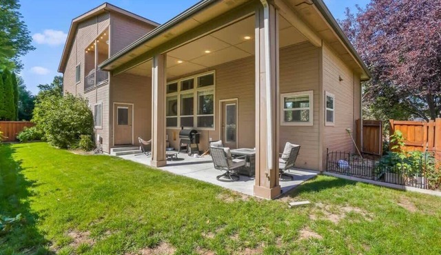 Red Hills Meridian Home with Theater and Backyard