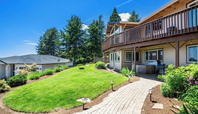 Red Hills Vacation | 3BR Hot Tub, Sauna & Views