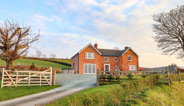 RED HOUSE FARM, pet friendly, with hot tub in Llanfair Caereinion