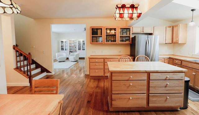Red House on the Corner – Walk to Beach, Marina & Dining. Family-Friendly Luxury