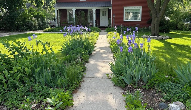 Red House Over Yonder - Completely renovated early 1900s farmhouse