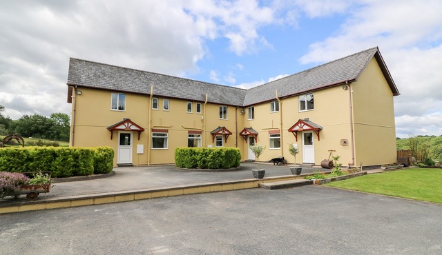 RED KITE COTTAGE, pet friendly, with a garden in Howey