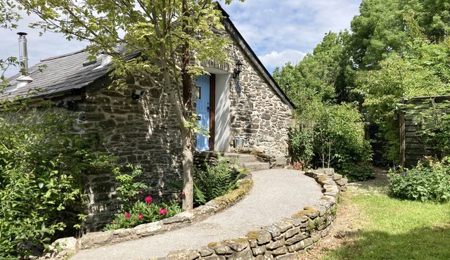 Red Kite Cottage - Romantic Retreat with Stunning Views & Two Private Meadows