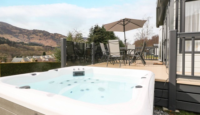 RED KITE LODGE, pet friendly, character holiday cottage in St Fillans