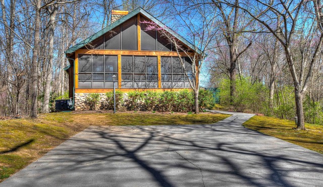 Red Leaf Lodge nPeaceful Cabin for 6 with Hot Tub & Flat 35'x 20' Parking Pad