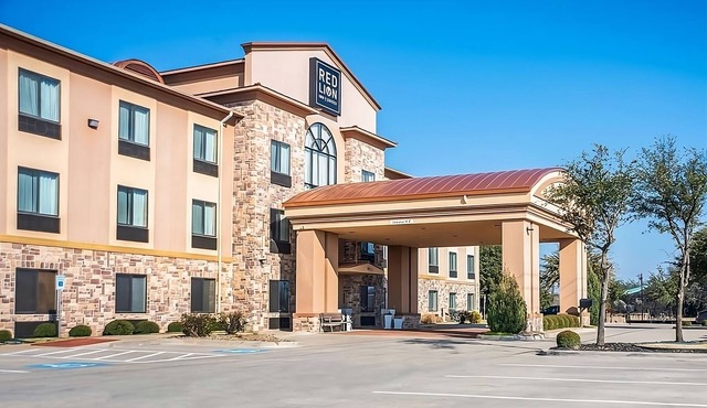 Red Lion Inn & Suites | 2 King Beds, Free Breakfast, Close to Lake Mineral Wells