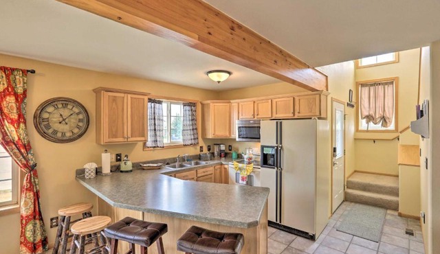 Red Lodge Retreat with Porch about 7 Mi to Skiing!