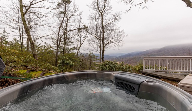 Red Mountain Lodge - Sunrise and Sunset Mountain Views, Hot Tub, Pool Table