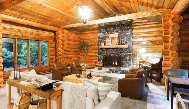 Red Mountain Lodge – A Luxurious Woodland Retreat Near Silver Lake Park