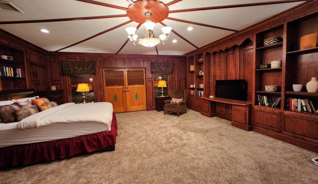 Red Mountain Manor Vineyard and Guesthouse