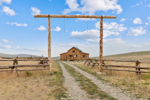 Red Mountain Ranch- Bitterroot Mountain Views
