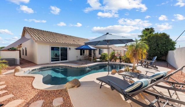 Red Mountain Retreat - 4B/2B with Private Pool for your Arizona Getaway