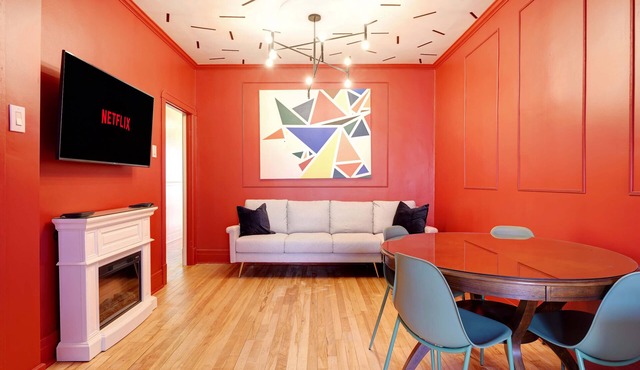 Red My Mind | Subway nearby | Parking ($)