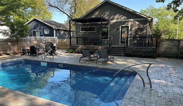 Red Oak-5 bedroom with in ground pool, fireplace-walk to restaurants