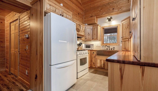 Red Pine Refuge - Two Bedroom, Two Bathroom with Loft, Private Lakefront Home