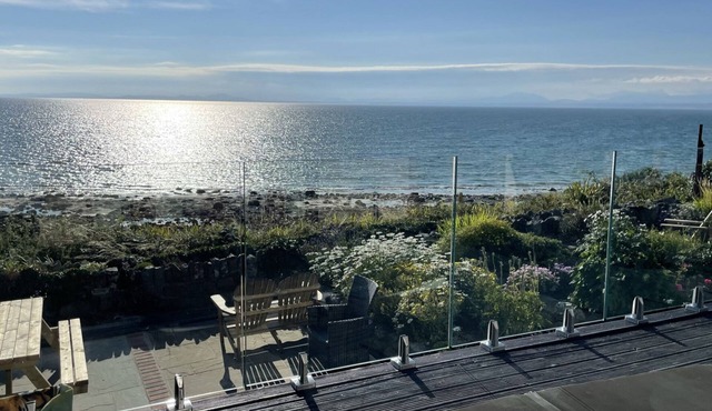 RED RIDGE, luxury holiday cottage, with open fire in Harlech