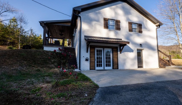 Red River Gorge! 5 bed/3bath on 8 private acres! Hot tub, Arcade room, Garage