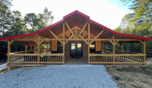 Red River Gorge, Wi-Fi, hot tub, fire pit, Natural Bridge, cabin, and private.