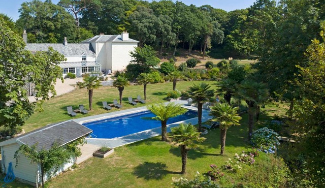 Red River Stables - Peaceful, beautiful grounds, swimming pool, central location for West Cornwall