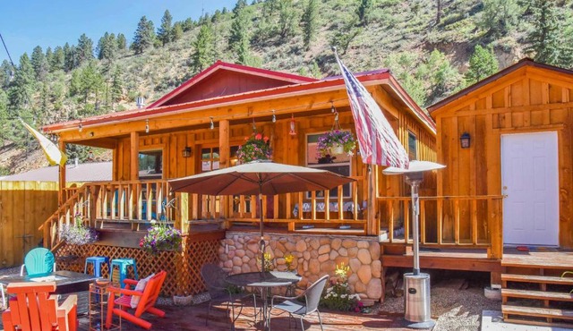 Red River Summer Cabin w/Fire Pit & Mtn Views