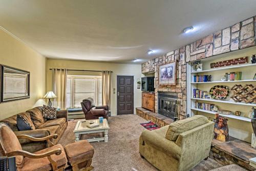 Red River Townhome with Balcony and Mtn Views!