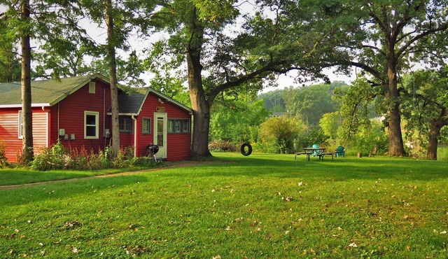 Red Riverfront Cottage w/Firepit & Swings, Blackhawk on the Fox!